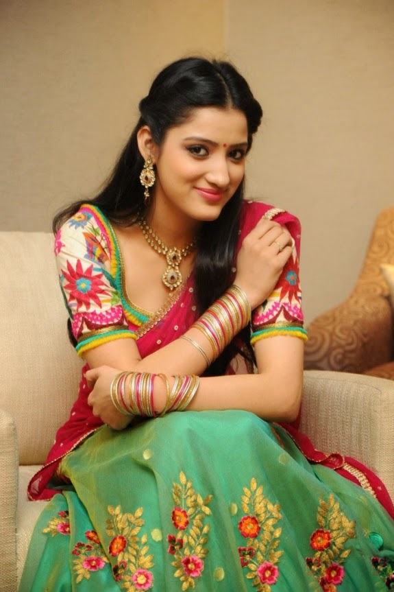 Tamil Actress-Richa Panai Half Saree